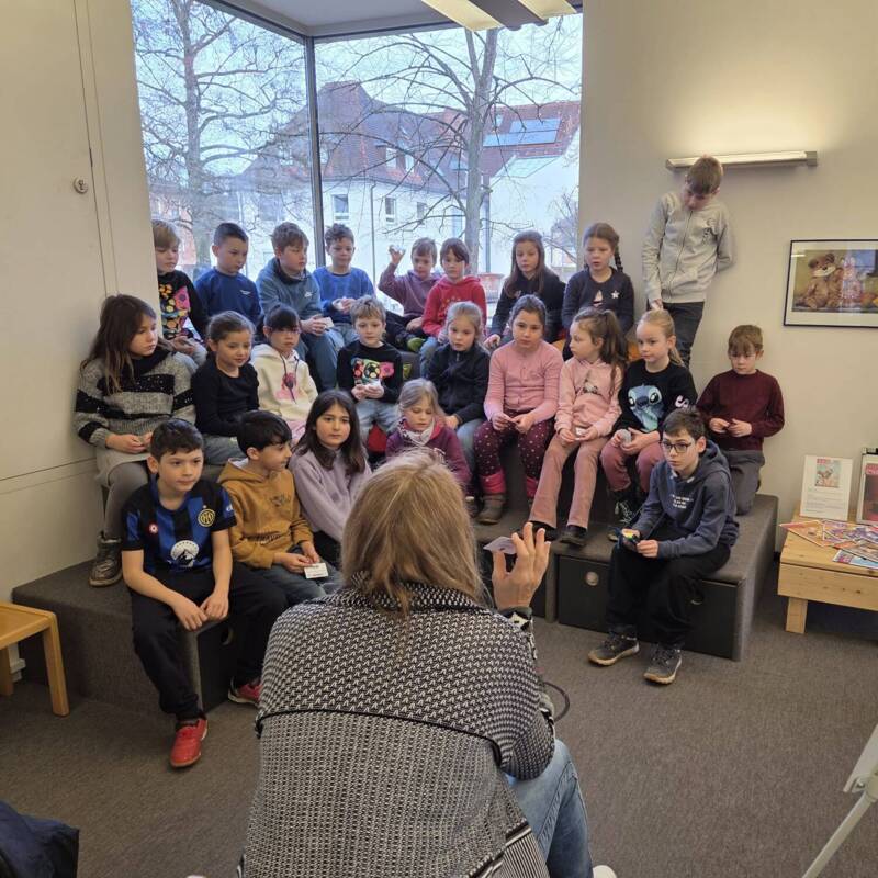 Die Klasse 2a besucht die Bücherei - Bild 4