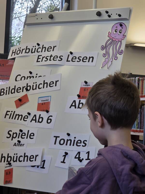 Die Klasse 2a besucht die Bücherei - Bild 1