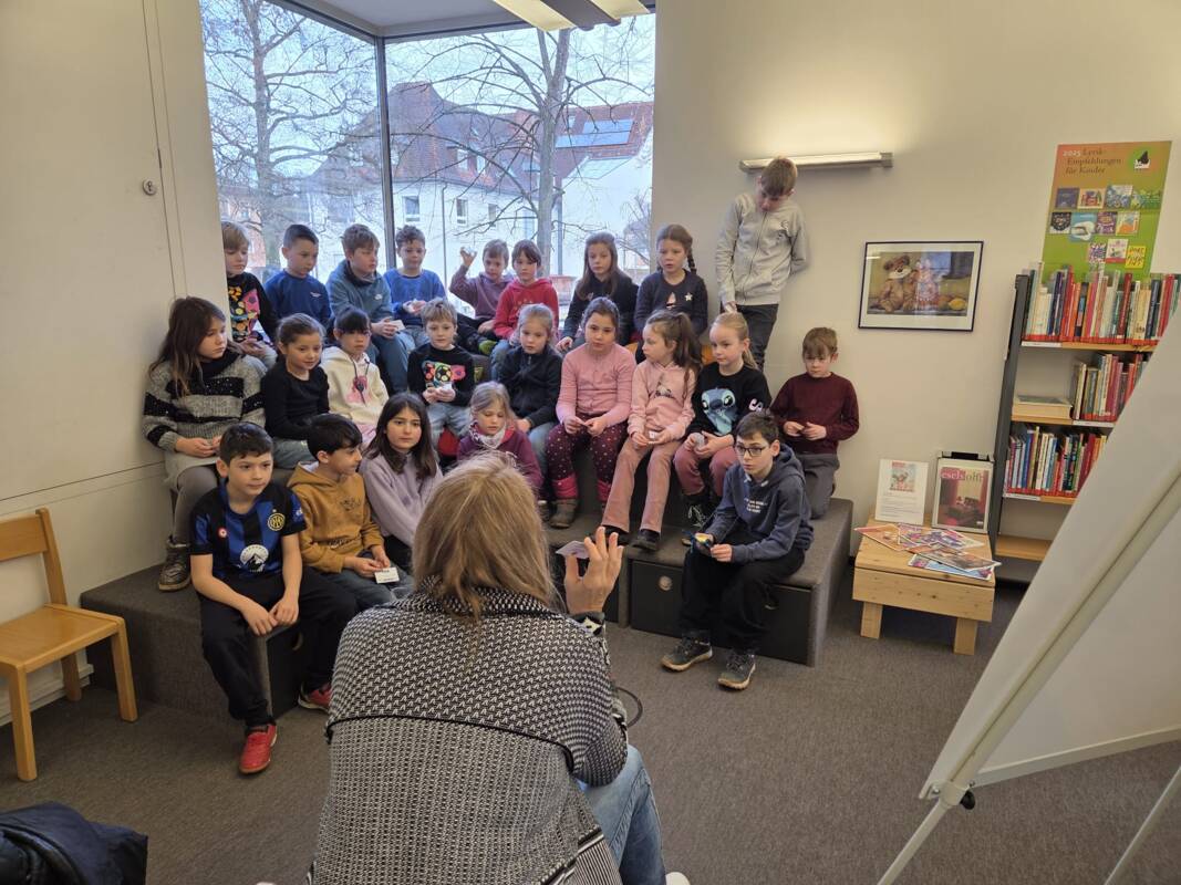 Die Klasse 2a besucht die Bücherei - Bild 4