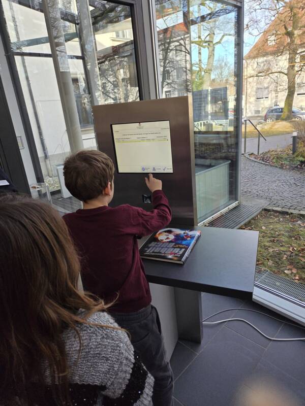 Die Klasse 2a besucht die Bücherei - Bild 2