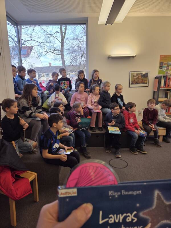 Die Klasse 2a besucht die Bücherei - Bild 3